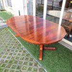 Nordic rosewwod dining table, produced by Skovby. Nordic furniture in Porto. Vintage furniture in Porto. Furniture restoration in Porto.