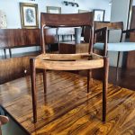 Nordic-style chairs in rosewood. Nordic furniture in Porto. Vintage furniture in Porto. Furniture restoration in Porto.
