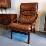 Nordic armchair in genuine leather, produced by Mobler Wiels. Nordic furniture in Porto. Vintage furniture in Porto. Furniture restoration in Porto.