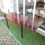 Nordic rosewood dining table. Nordic furniture in Porto. Vintage furniture in Porto. Furniture restoration in Porto.