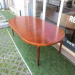Nordic dining table in rosewood, produced by Skovmand & Andersen. Nordic furniture in Porto. Vintage furniture in Porto. Furniture restoration in Porto.