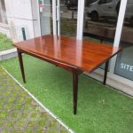 Nordic dining table in rosewood. Nordic furniture in Porto. Vintage furniture in Porto. Furniture restoration in Porto.