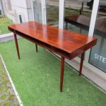 Nordic writing desk in rosewood. Nordic furniture in Porto. Vintage furniture in Porto. Furniture restoration in Porto.