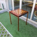 Nordic-style chess table in rosewood, produced by Georg Petersens. Nordic furniture in Porto. Vintage furniture in Porto. Furniture restoration in Porto.