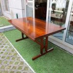 Nordic dining table in rosewood. Nordic furniture in Porto. Vintage furniture in Porto. Furniture restoration in Porto.