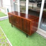 Nordic sideboard in rosewood, designed by Carlo Jensen. Nordic furniture in Porto. Vintage furniture in Porto. Furniture restoration in Porto.