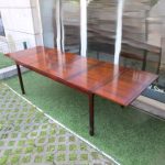Nordic rosewood dining table, produced by Vejle Stole. Nordic furniture in Porto. Vintage furniture in Porto. Furniture restoration in Porto.
