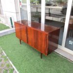 Nordic rosewood sideboard, designed by Carlo Jensen. Nordic furniture in Porto. Vintage furniture in Porto. Furniture restoration in Porto.