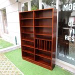 Nordic rosewood bookcase, designed by Poul Hundevad. Nordic furniture in Porto. Vintage furniture in Porto. Furniture restoration in Porto.