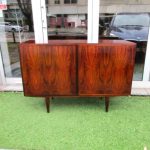 Nordic sideboard in rosewood, designed by Omann Jun, model #4. Nordic furniture in Porto. Vintage furniture in Porto. Furniture restoration in Porto.