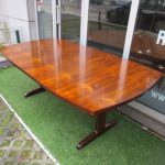 Nordic dining table in rosewood, XXL size. Nordic furniture in Porto. Vintage furniture in Porto. Furniture restoration in Porto.