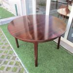 Nordic rosewood dining table, design by Omann Jun, model 55. Nordic furniture in Porto. Vintage furniture in Porto. Furniture restoration in Porto.