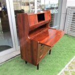 Nordic desk in rosewood, produced by Aulum Mobelfabrik. Nordic furniture in Porto. Vintage furniture in Porto. Furniture restoration in Porto.