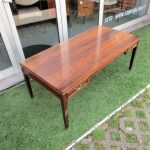 Nordic side table in rosewood, designed by Fritz Henningsen. Nordic furniture in Porto. Vintage furniture in Porto. Furniture restoration in Porto.