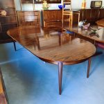 Nordic dining table in rosewood, designed by Omann Jun, model 55. Nordic furniture in Porto. Vintage furniture in Porto. Furniture restoration in Porto.