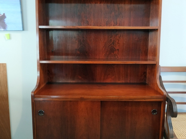 Nordic bookcase in rosewood, designed by Johannes Sorth. Nordic furniture in Porto. Vintage furniture in Porto. Furniture restoration in Porto.