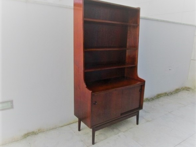 Nordic Bookcase in rosewood, designed by Johannes Sorth. Nordic furniture in Porto. Vintage furniture in Porto. Restoration of furniture in Porto.