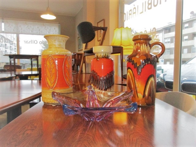 Decoration pieces. West German ceramics jars, Murano crystal cups and glass jars. Nordic furniture in Porto. Vintage furniture in Porto. Restoration of furniture in Porto.