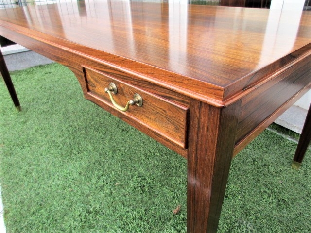 Nordic side table in rosewood, designed by Fritz Henningsen. Nordic furniture in Porto. Vintage furniture in Porto. Furniture restoration in Porto.