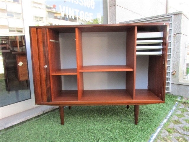 Nordic file cabinet in rosewood, produced by Nipu. Nordic furniture in Porto. Vintage furniture in Porto. Furniture restoration in Porto.