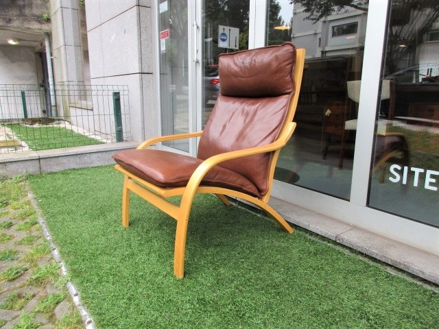 Nordic leather armchair. Nordic furniture in Porto. Vintage furniture in Porto. Furniture restoration in Porto.