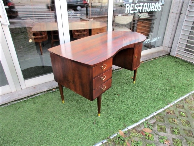 Nordic desk in rosewood, designed by Kai Kristiansen, model 54. Nordic furniture in Porto. Vintage furniture in Porto. Furniture restoration in Porto.