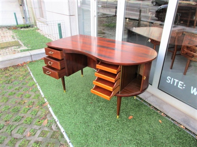 Nordic desk in rosewood, designed by Kai Kristiansen, model 54. Nordic furniture in Porto. Vintage furniture in Porto. Furniture restoration in Porto.