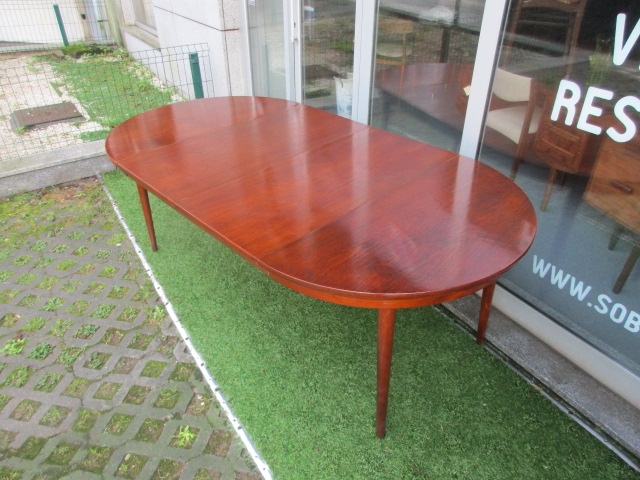 Nordic teak dining table. Nordic furniture in Porto. Vintage furniture in Porto. Furniture restoration in Porto.