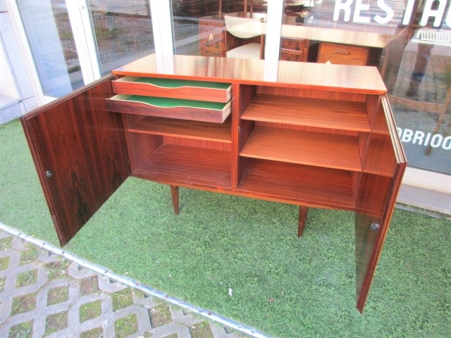 Nordic sideboard in rosewood, design by Omann Jun, model 4. Nordic furniture in Porto. Vintage furniture in Porto. Furniture restoration in Porto.