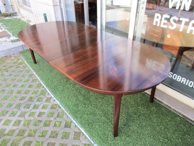 Nordic rosewood dining table, design by Omann Jun, model 55. Nordic furniture in Porto. Vintage furniture in Porto. Furniture restoration in Porto.
