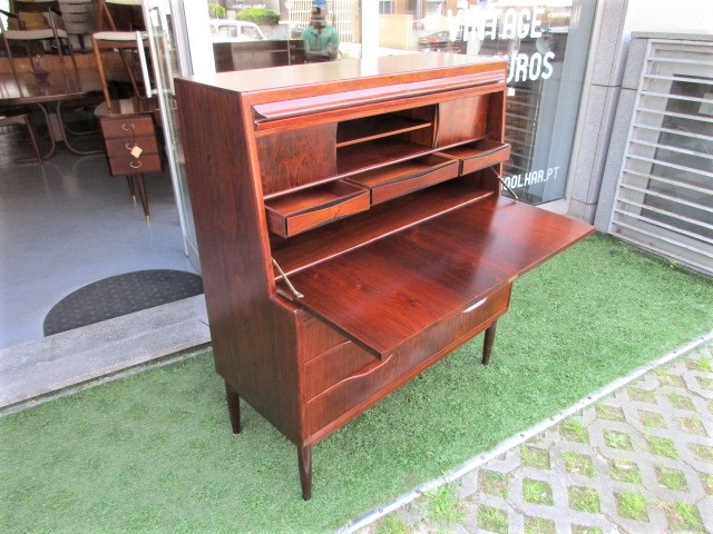 Nordic writing desk in rosewood, designed by Erling Torvits. Nordic furniture in Porto. Vintage furniture in Porto. Furniture restoration in Porto.