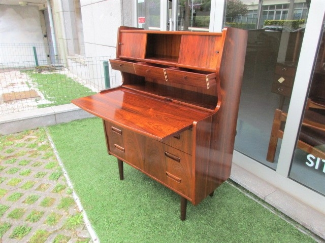 Nordic desk in rosewood, produced by Aulum Mobelfabrik. Nordic furniture in Porto. Vintage furniture in Porto. Furniture restoration in Porto.