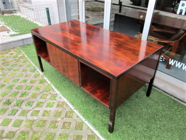 Nordic rosewood desk, designed by Omann Jun, model 77. Nordic furniture in Porto. Vintage furniture in Porto. Furniture restoration in Porto.