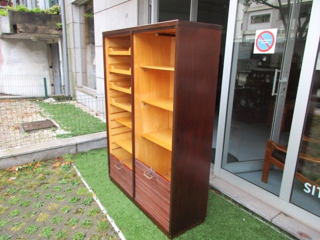 Archive, book storage, Nordic, with sliding doors on mat, produced by Illums Bolighus. Nordic furniture in Porto. Vintage furniture in Porto. Furniture restoration in Porto.