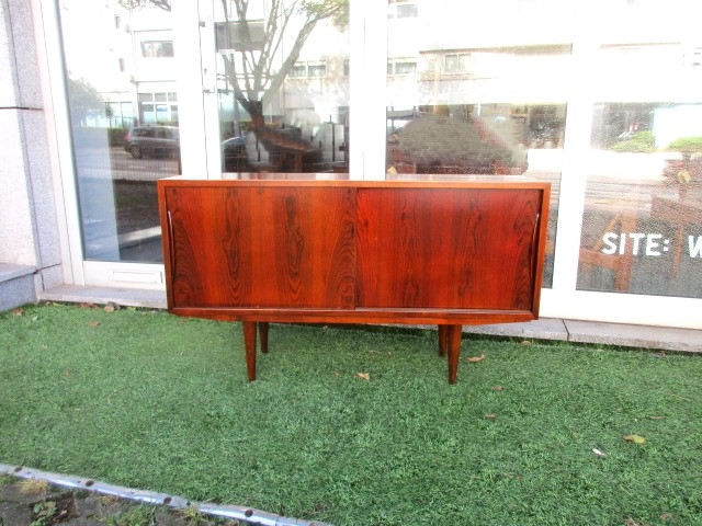 Nordic sideboard in rosewood. Nordic furniture in Porto. Vintage furniture in Porto. Furniture restoration in Porto.