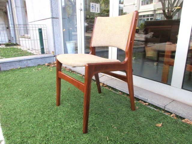 Nordic teak chairs, designed by Erik Buch. Nordic furniture in Porto. Vintage furniture in Porto. Furniture restoration in Porto.