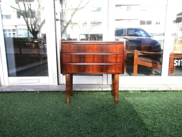 Nordic console table in rosewood. Nordic furniture in Porto. Vintage furniture in Porto. Furniture restoration in Porto.