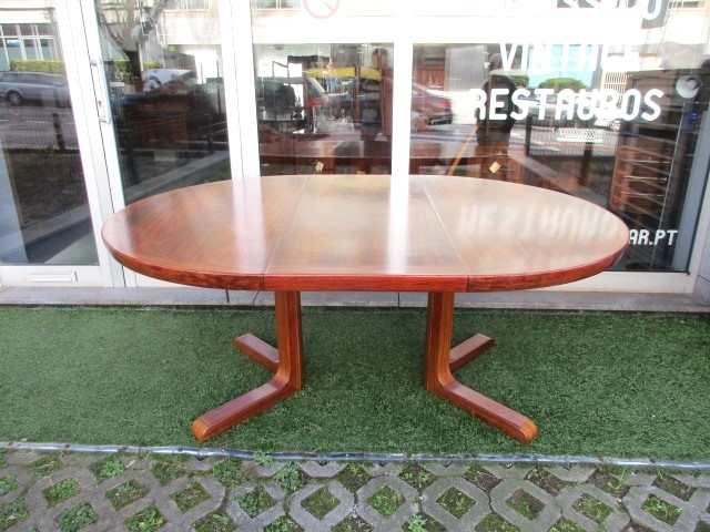Nordic rosewwod dining table, produced by Skovby. Nordic furniture in Porto. Vintage furniture in Porto. Furniture restoration in Porto.