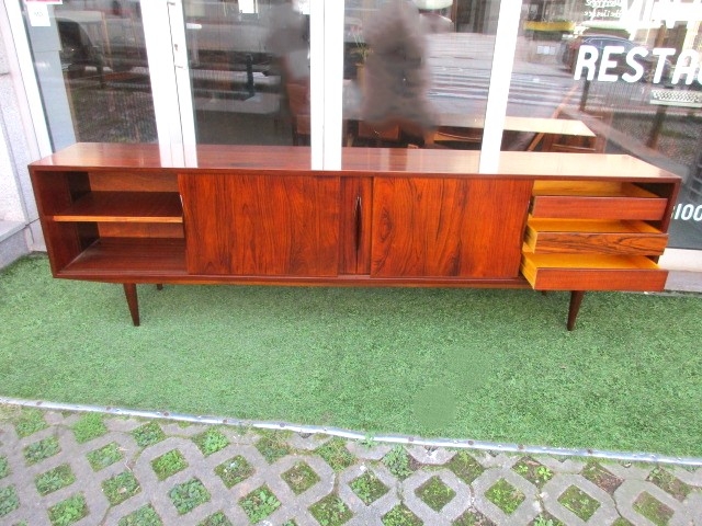 Nordic sideboard in rosewood. Nordic furniture in Porto. Vintage furniture in Porto. Furniture restoration in Porto.