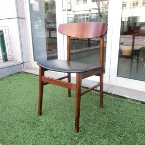 Cadeiras nórdicas produzidas pela Farstrup, modelo 210