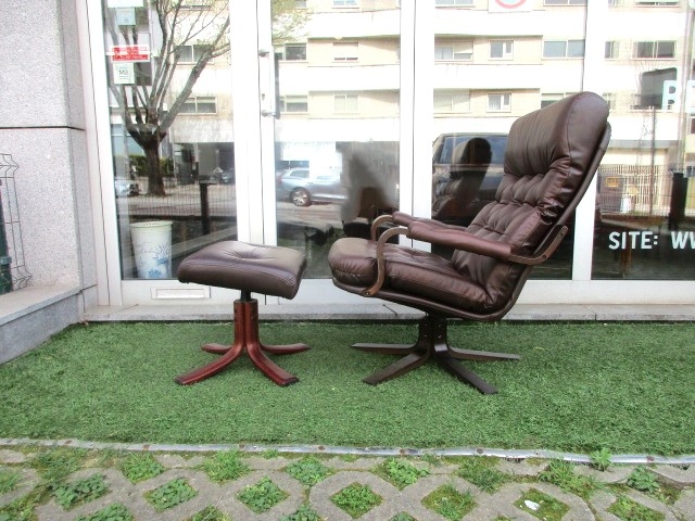 Nordic leather armchair, with footstool. Nordic furniture in Porto. Vintage furniture in Porto. Furniture restoration in Porto.