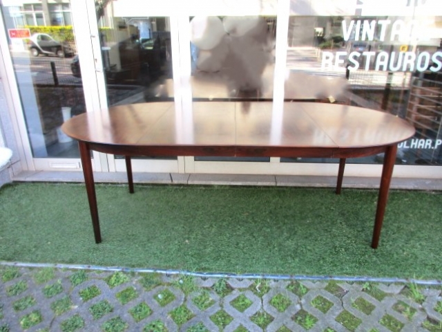 Nordic rosewood dining table. Nordic furniture in Porto. Vintage furniture in Porto. Furniture restoration in Porto.
